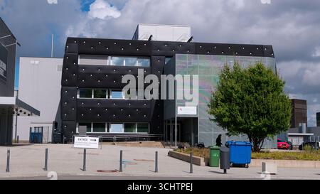 LUXEMBURG, EUROPA - 1. SEPTEMBER 2025 - modernes Gebäude des luxemburgischen Wissenschaftszentrums mit interaktiven Wissenschaftsausstellungen in belval, luxemburg Stockfoto