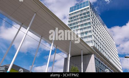 LUXEMBURG, EUROPA - 1. SEPTEMBER 2025 - Spaziergang mit weißen Säulen, der an sonnigen Tagen zum modernen Hochhaus in Luxemburg führt Stockfoto