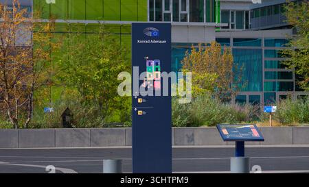 LUXEMBURG, EUROPA - 1. SEPTEMBER 2025 - modernes Informationsschild mit der Karte des Konrad-Adenauer-Gebäudes in der Stadt Luxemburg Stockfoto