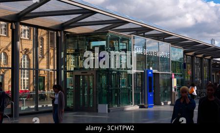 LUXEMBURG, EUROPA - 1. SEPTEMBER 2025 - Glas- und Stahlkonstruktion des Eingangs des luxemburgischen Hauptbahnhofs, die das alte Gebäude an einem sonnigen Tag reflektiert Stockfoto