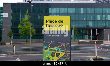 LUXEMBURG, EUROPA - 1. SEPTEMBER 2025 - Orientierungsschild mit dem Place de l Europe im Geschäftsviertel Kirchberg in Luxemburg mit modernem Glas Stockfoto
