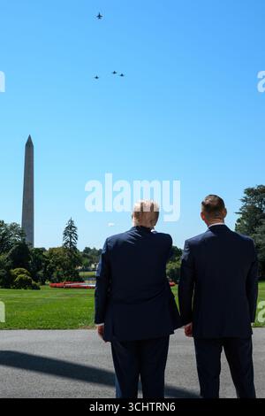 Washington, Usa. September 2025. US-Präsident Donald Trump, links, und der polnische Präsident Karol Nawrocki, rechts, sehen Sie einen Überflug von Tarnjägerflugzeugen der US Air Force auf dem Südrasen des Weißen Hauses, 3. September 2025 in Washington, DC Credit: Daniel Torok/White House Photo/Alamy Live News Stockfoto