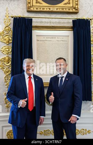 Washington, Usa. September 2025. US-Präsident Donald Trump links und der polnische Präsident Karol Nawrocki rechts posieren vor ihrem bilateralen Treffen im Oval Office des Weißen Hauses am 3. September 2025 in Washington, DC Credit: Daniel Torok/White House Photo/Alamy Live News Stockfoto