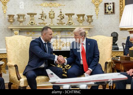 Washington, Usa. September 2025. US-Präsident Donald Trump rechts und der polnische Präsident Karol Nawrocki links schütteln vor ihrem bilateralen Treffen im Oval Office des Weißen Hauses am 3. September 2025 in Washington, DC Credit: Daniel Torok/White House Photo/Alamy Live News Stockfoto