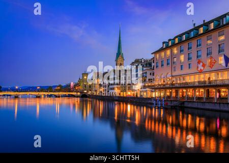 Stadtbild mit der ikonischen Fraumunster-Kirche und klassischen Gebäuden am Ufer der Limmat in der Altstadt oder Altstadt von Zürich, Schweiz Stockfoto