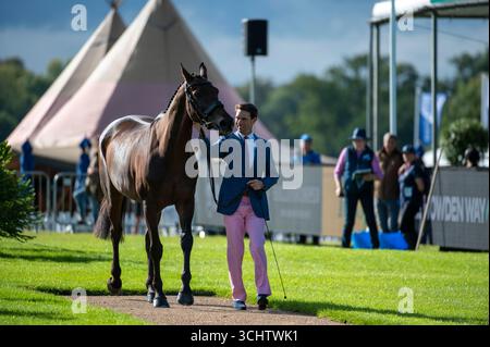 Stamford, Großbritannien. September 2025. Harry Meade und et Hop du Matz vertraten Großbritannien bei der ersten Horse Inspection bei den Defender Burghley Horse Trials 2025 auf dem Gelände von Burghley House in Stamford, Lincolnshire, England. Jonathan Clarke / Alamy Live News Stockfoto