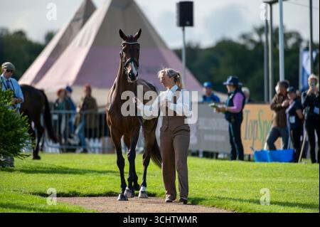 Stamford, Großbritannien. September 2025. Emma Hyslop-Webb und Jeweetwel vertraten Großbritannien bei der ersten Horse Inspection bei den Defender Burghley Horse Trials 2025 auf dem Gelände von Burghley House in Stamford, Lincolnshire, England. Jonathan Clarke / Alamy Live News Stockfoto