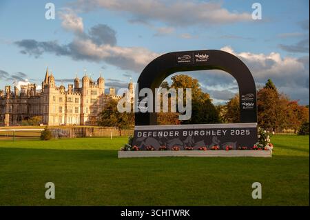 Stamford, Großbritannien. September 2025. Nach der ersten Horse Inspection bei den Defender Burghley Horse Trials 2025 auf dem Gelände von Burghley House in Stamford, Lincolnshire, England, Großbritannien, leuchtet das Abendlicht über Burghley House. Jonathan Clarke / Alamy Live News Stockfoto