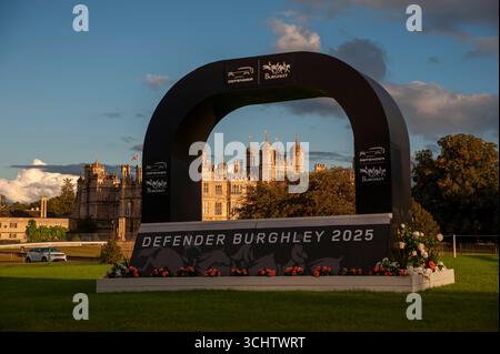 Stamford, Großbritannien. September 2025. Nach der ersten Horse Inspection bei den Defender Burghley Horse Trials 2025 auf dem Gelände von Burghley House in Stamford, Lincolnshire, England, Großbritannien, leuchtet das Abendlicht über Burghley House. Jonathan Clarke / Alamy Live News Stockfoto