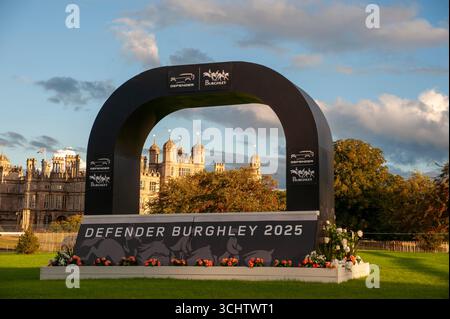 Stamford, Großbritannien. September 2025. Nach der ersten Horse Inspection bei den Defender Burghley Horse Trials 2025 auf dem Gelände von Burghley House in Stamford, Lincolnshire, England, Großbritannien, leuchtet das Abendlicht über Burghley House. Jonathan Clarke / Alamy Live News Stockfoto