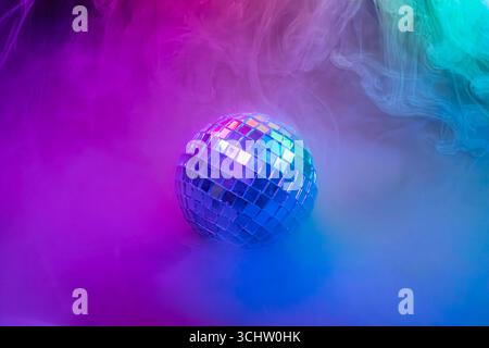 Das Bild zeigt eine lebendige Discokugel in einer lebhaften Umgebung, die eine Party oder Veranstaltung mit Spannung und Energie anregt Stockfoto