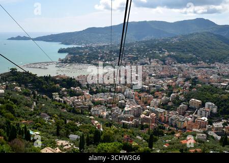 Die Stadt Rapallo in Italien, von der Seilbahn La Funiva Rapallo-Montallegro aus gesehen, mit der ligurischen Küste und der Halbinsel Portofino, die sich darüber hinaus erstreckt. Stockfoto