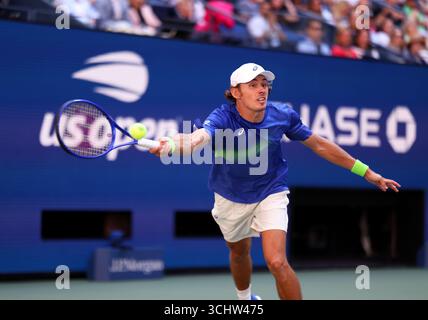 Flushing Meadows, New York - Alex de Minaur aus Australien. September 2025. Während seines Viertelfinalspiels gegen Felix Auger-Aliassime aus Kanada bei den US Open. Schnecke-Aliassime gewann das Spiel in vier Sätzen. Quelle: Adam Stoltman/Alamy Live News Stockfoto