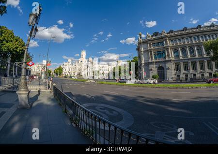MADRID, SPANIEN - 16. AUGUST 2015: Blick auf die Plaza de Cibeles in Madrid, Spanien, mit dem Sitz der Bank von Spanien und dem berühmten Cibeles-Palast; Stockfoto