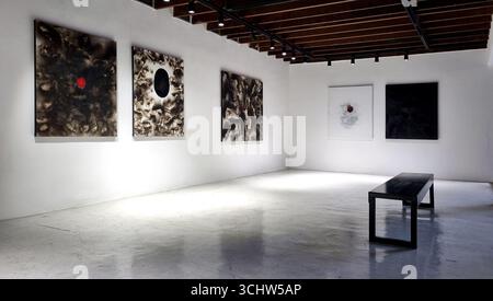 Bangkok, Thailand - 5. August 2024: Ausstellung für zeitgenössische Kunst, die große Expansion von Adisak Somkong Solo in der Blacklist Gallery, MATDOT A Stockfoto