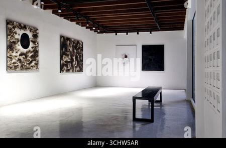 Bangkok, Thailand - 5. August 2024: Ausstellung für zeitgenössische Kunst, die große Expansion von Adisak Somkong Solo in der Blacklist Gallery, MATDOT A Stockfoto