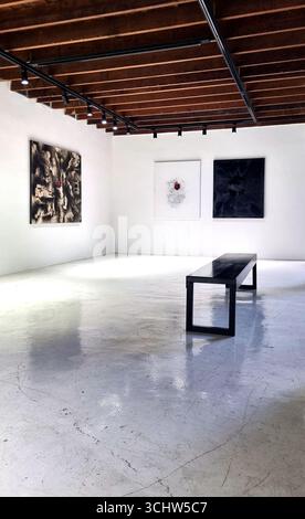 Bangkok, Thailand - 5. August 2024: Ausstellung für zeitgenössische Kunst, die große Expansion von Adisak Somkong Solo in der Blacklist Gallery, MATDOT A Stockfoto