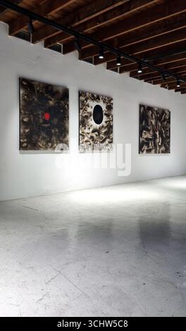 Bangkok, Thailand - 5. August 2024: Ausstellung für zeitgenössische Kunst, die große Expansion von Adisak Somkong Solo in der Blacklist Gallery, MATDOT A Stockfoto