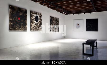 Bangkok, Thailand - 5. August 2024: Ausstellung für zeitgenössische Kunst, die große Expansion von Adisak Somkong Solo in der Blacklist Gallery, MATDOT A Stockfoto