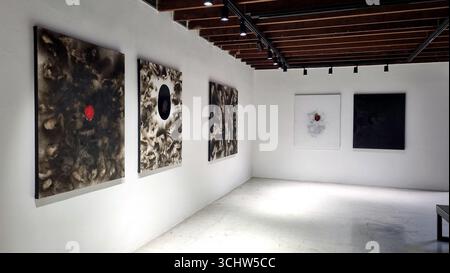 Bangkok, Thailand - 5. August 2024: Ausstellung für zeitgenössische Kunst, die große Expansion von Adisak Somkong Solo in der Blacklist Gallery, MATDOT A Stockfoto