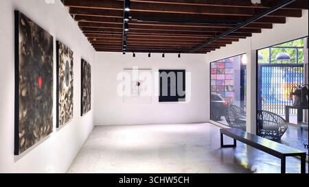 Bangkok, Thailand - 5. August 2024: Ausstellung für zeitgenössische Kunst, die große Expansion von Adisak Somkong Solo in der Blacklist Gallery, MATDOT A Stockfoto