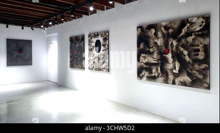 Bangkok, Thailand - 5. August 2024: Ausstellung für zeitgenössische Kunst, die große Expansion von Adisak Somkong Solo in der Blacklist Gallery, MATDOT A Stockfoto