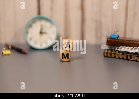 Schaumstoffe mit Alphabet. Buchstaben A und M auf Holzwürfeln Stockfoto