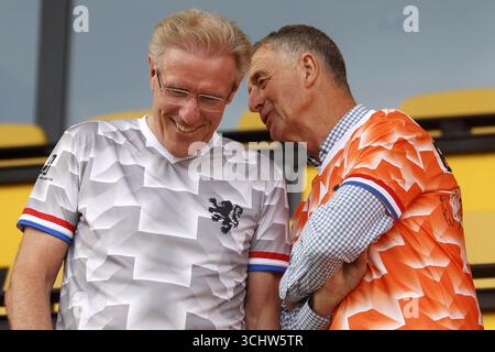 KERKRADE , 03-09-2025 , Parkstad Limburg Stadium, Babavriendenfeest , Benefiet voor Tijjani Babangida , Bild zeigt Hans van Breukelen , Ernie Brandts , Stockfoto