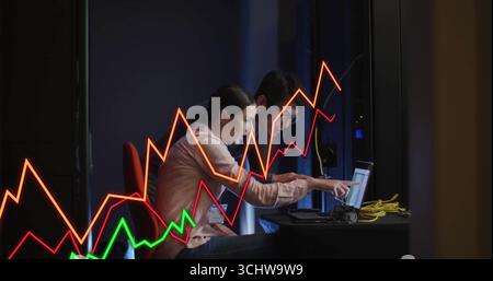 Zwei IT-Profis tragen Ausweise, die Daten im Kontrollraum analysieren, mit Laptops und gelben Kabeln Stockfoto