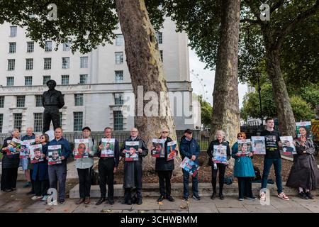 London, Großbritannien. September 2025. Vertreter des Forums für Geiseln und vermisste Familien halten bei einer Mahnwache in Whitehall Bilder von Geiseln, die vermutlich in Gaza gehalten werden. Quelle: Mark Kerrison/Alamy Live News Stockfoto