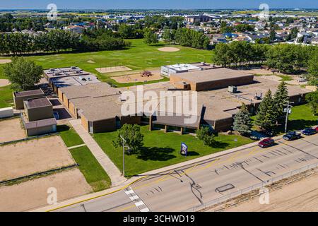 Fotoaufnahmen auf dem Spielplatz der Warman Elementary School, wo die Schüler Outdoor-Aktivitäten und soziale Interaktionen genießen. Das Bild betont das r Stockfoto