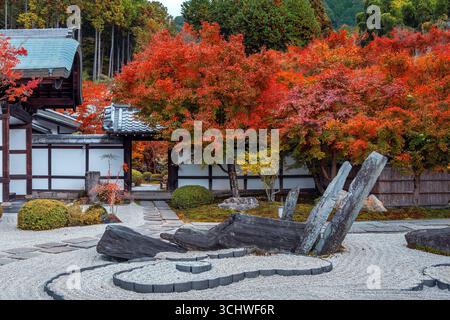Malerischer Blick auf den Enko-JI-Tempel mit wunderschönem Laub im Herbst in Kyoto, Japan Stockfoto