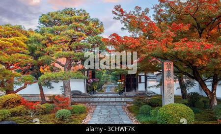 Malerischer Blick auf den Enko-JI-Tempel mit wunderschönem Laub im Herbst in Kyoto, Japan Stockfoto