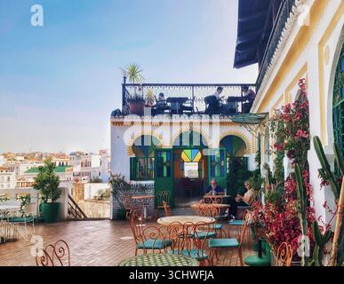 Café Interior im Hotel Continental – 6. Juni 2024, Tanger, Marokko Stockfoto