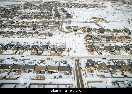 Drohnenbild, das das malerische Viertel Warman während der Wintersaison mit seinen schneebedeckten Straßen und charmanten Wohngebieten einfängt Stockfoto