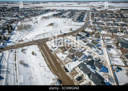 Drohnenbild, das die Stadt Martensville in Saskatchewan während der Wintersaison mit ihren schneebedeckten Straßen, gemütlichen Häusern und charmanten Winziergängen einfängt Stockfoto