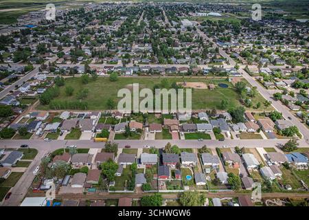Drohnenbild, das die Stadt Martensville in Saskatchewan während der Sommersaison erfasst und die von ihnen umgebenen Vorstädte und Wohngebiete hervorhebt Stockfoto