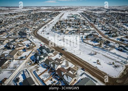 Drohnenbild, das die Stadt Martensville in Saskatchewan während der Wintersaison mit ihren schneebedeckten Straßen, gemütlichen Häusern und charmanten Winziergängen einfängt Stockfoto