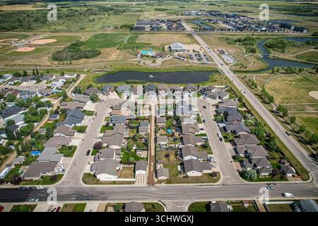 Drohnenbild, das die Stadt Martensville in Saskatchewan während der Sommersaison erfasst und die von ihnen umgebenen Vorstädte und Wohngebiete hervorhebt Stockfoto
