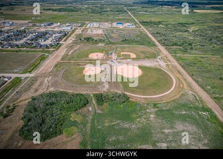 Drohnenbild, das die Stadt Martensville in Saskatchewan während der Sommersaison erfasst und die von ihnen umgebenen Vorstädte und Wohngebiete hervorhebt Stockfoto