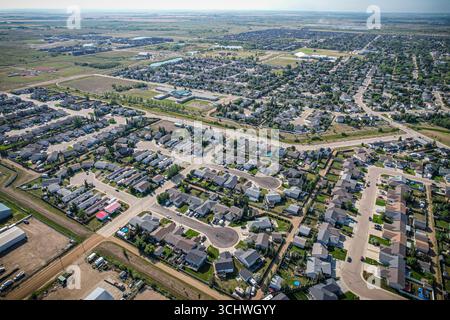 Drohnenbild, das die Stadt Martensville in Saskatchewan während der Sommersaison erfasst und die von ihnen umgebenen Vorstädte und Wohngebiete hervorhebt Stockfoto