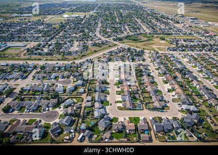 Drohnenbild, das die Stadt Martensville in Saskatchewan während der Sommersaison erfasst und die von ihnen umgebenen Vorstädte und Wohngebiete hervorhebt Stockfoto