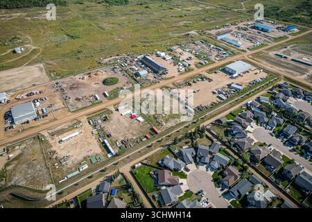 Drohnenbild, das die Stadt Martensville in Saskatchewan während der Sommersaison erfasst und die von ihnen umgebenen Vorstädte und Wohngebiete hervorhebt Stockfoto