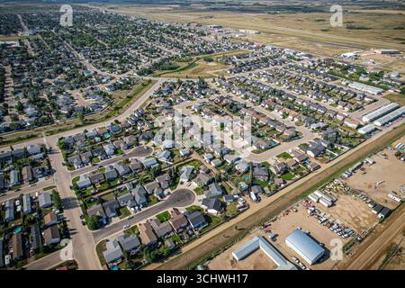 Drohnenbild, das die Stadt Martensville in Saskatchewan während der Sommersaison erfasst und die von ihnen umgebenen Vorstädte und Wohngebiete hervorhebt Stockfoto