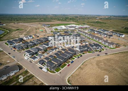 Drohnenbild, das die Stadt Martensville in Saskatchewan während der Sommersaison erfasst und die von ihnen umgebenen Vorstädte und Wohngebiete hervorhebt Stockfoto