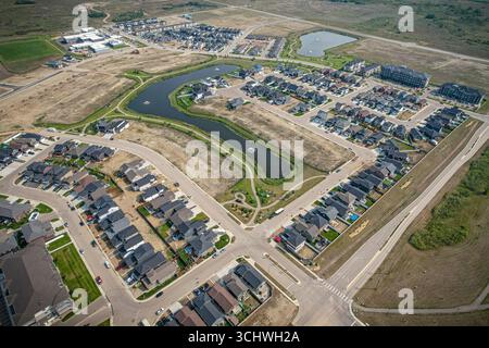 Drohnenbild, das die Stadt Martensville in Saskatchewan während der Sommersaison erfasst und die von ihnen umgebenen Vorstädte und Wohngebiete hervorhebt Stockfoto