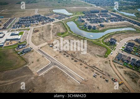 Drohnenbild, das die Stadt Martensville in Saskatchewan während der Sommersaison erfasst und die von ihnen umgebenen Vorstädte und Wohngebiete hervorhebt Stockfoto