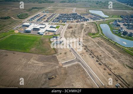 Drohnenbild, das die Stadt Martensville in Saskatchewan während der Sommersaison erfasst und die von ihnen umgebenen Vorstädte und Wohngebiete hervorhebt Stockfoto