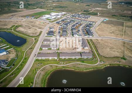 Drohnenbild, das die Stadt Martensville in Saskatchewan während der Sommersaison erfasst und die von ihnen umgebenen Vorstädte und Wohngebiete hervorhebt Stockfoto