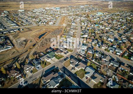 Drohnenbild, das die Stadt Martensville in Saskatchewan mit Vorstadtbereichen und Wohngebieten erfasst Stockfoto
